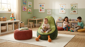 Bébé sur pouf avocat dans une salle de jeux pour enfants