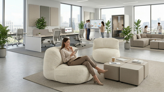 Femme installée sur un pouf blanc dans un open-space d'entreprise