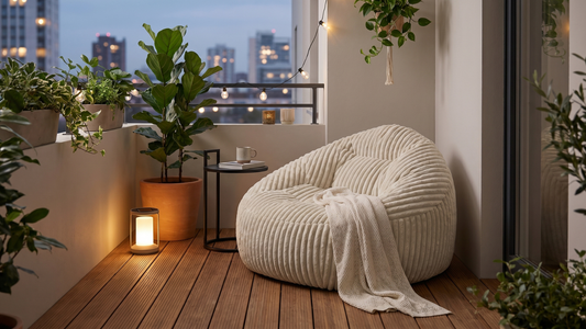 Grand pouf beige clair en velours côtelé doux sur une terrasse en bois avec beaucoup de plantes
