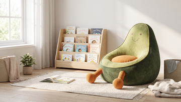 Petit pouf en forme d'avocat sur un tapis dans un coin lecture de chambre d'enfant doux et calme.